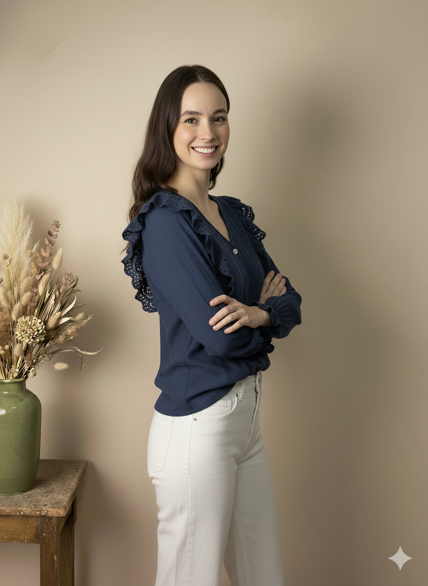 Blusa Azul Marino con Volantes Calados